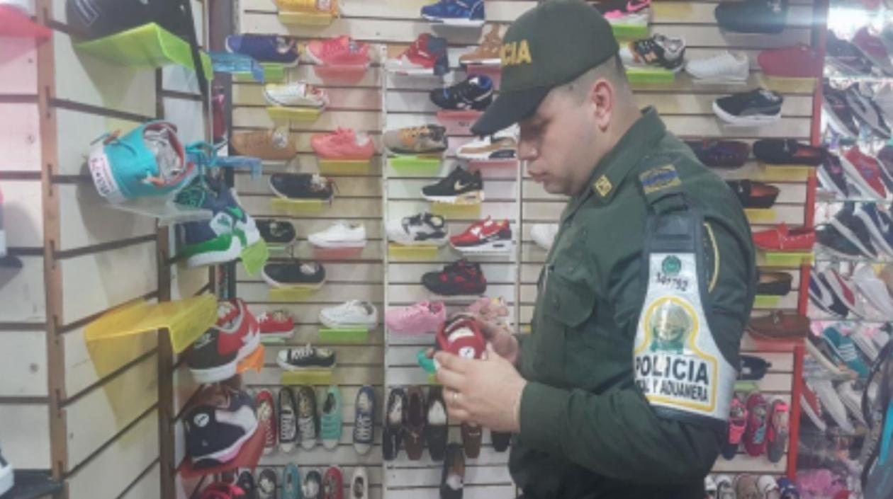 Calzados decomisados durante los operativos.