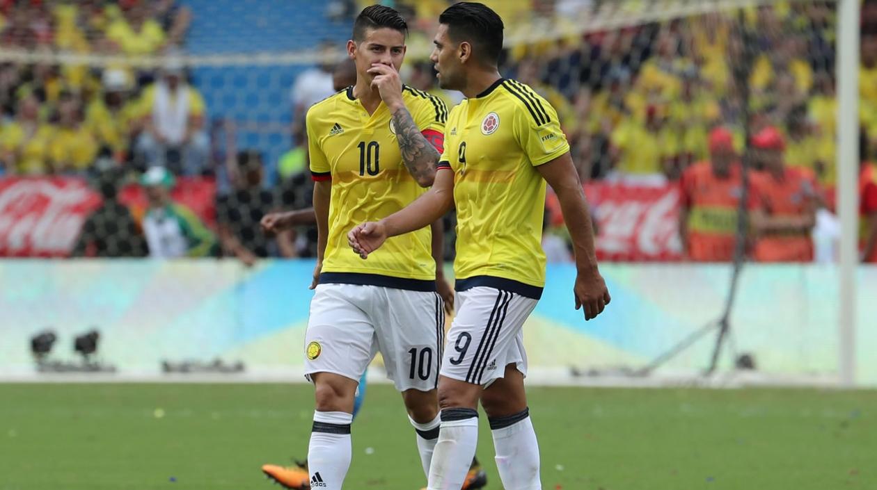 Los jugadores de la selección Colombia James Rodríguez y Radamel Falcao García
