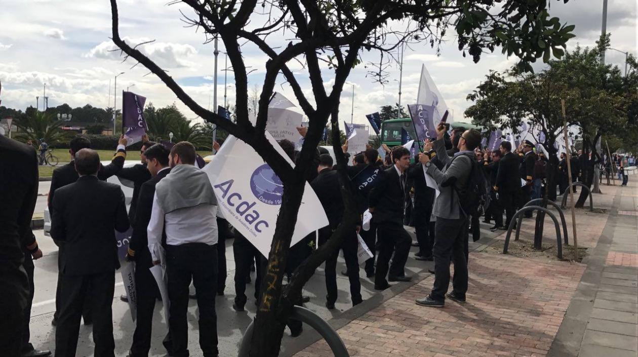 Los pilotos en huelga interpusieron una tutela al Ministerio de Trabajo para el respeto al derecho de los trabajadores.