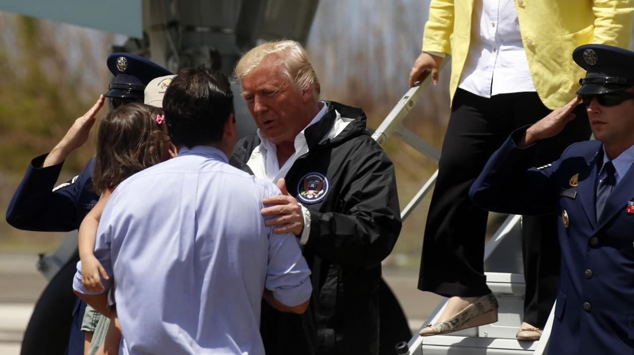 El presidente de los Estados Unidos, Donald J. Trump, saluda al gobernador de Puerto Rico, Ricardo Rosselló