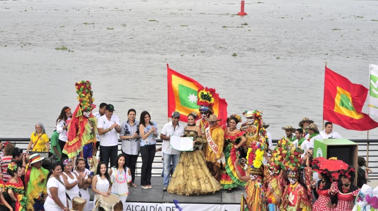 Como una estampa del folclor, luce la entrega del decreto del Alcalde Char a la Reina Valeria, como soberana de las carnestolendas.