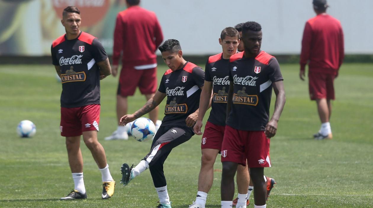 Jugadores de Perú durante un entrenamiento. 