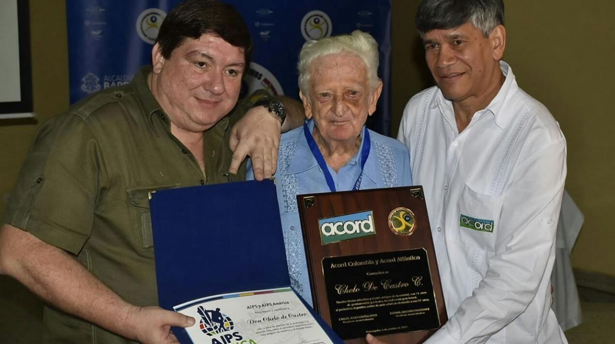Chelo De Castro con los periodistas Gabriel Cazenave y Estewil Quesada, durante el reconocimiento.
