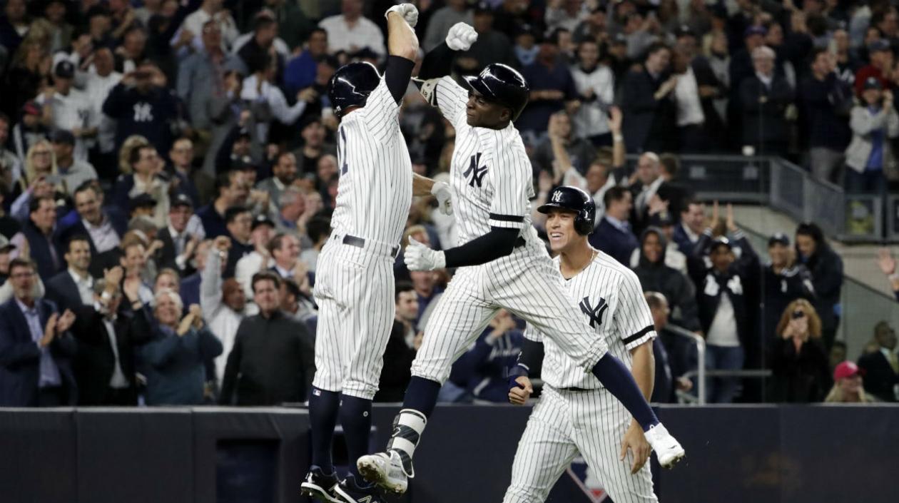Didi Gregorius celebra con sus compañeros, tras un cuadrangular. 