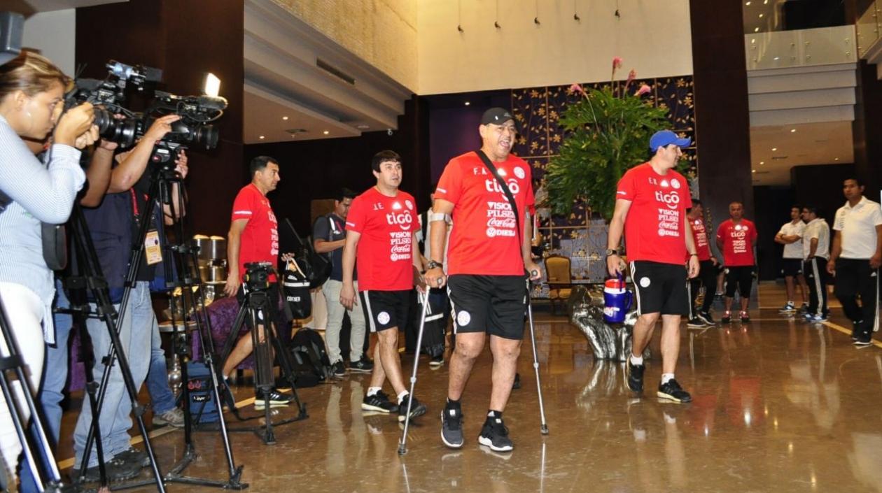 Francisco Arce, con muletas, DT de la Selección Paraguay.