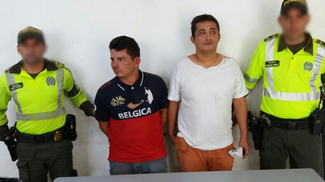 Estos dos hombres fueron capturados por, presuntamente, robar a un usuario de Transmetro.