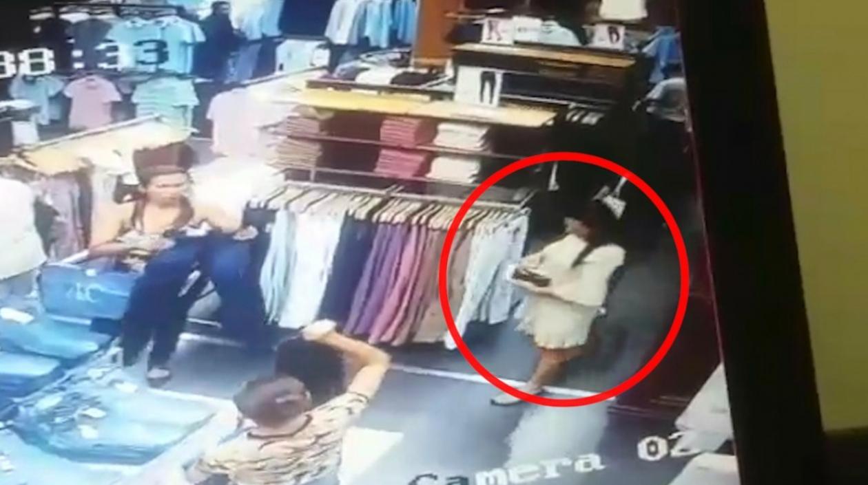 Las presuntas ladronas quedaron grabadas en las cámaras de seguridad.