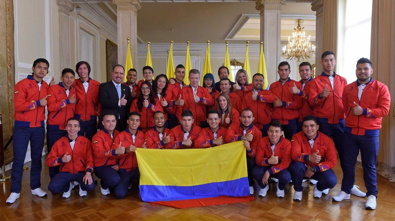 El Presidente Juan Manuel Santos entregó el tricolor nacional a la delegación que nos representará en las competencias de Abu Dhabi.
