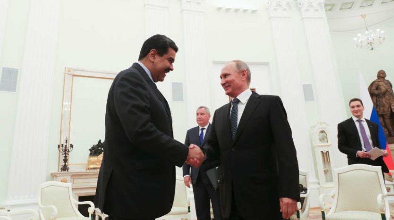 Nicolás Maduro, presidente de Venezuela, saluda al presidente ruso Vladimir Putin.