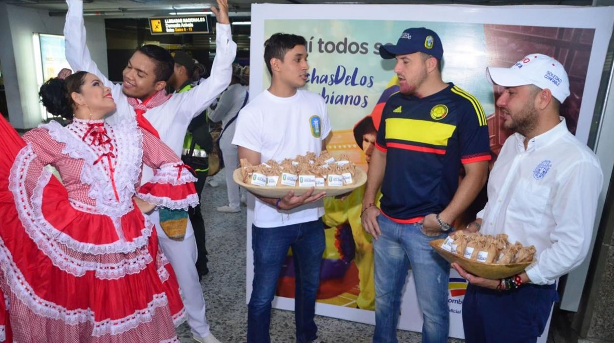 Aficionados son recibidos por grupos folclóricos en el Aeropuerto Ernesto Cortissoz.