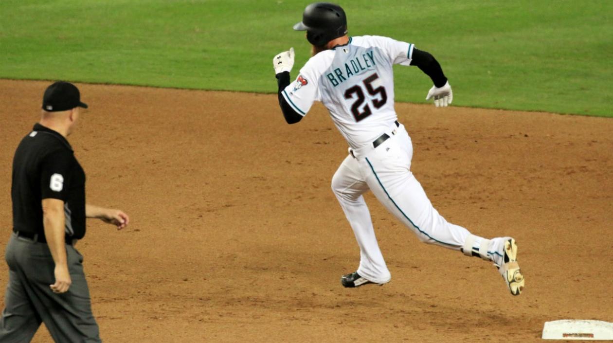 Archie Bradley corre a la tercera base tras conectar un triple. 