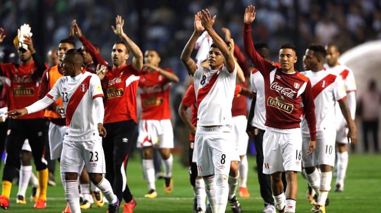 Jugadores peruanos celebran el empate en territorio argentino.