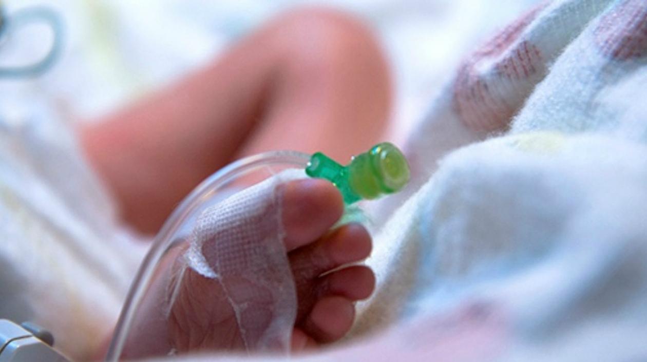 La bebé ya empezó el tratamiento de transfusión de sangre.