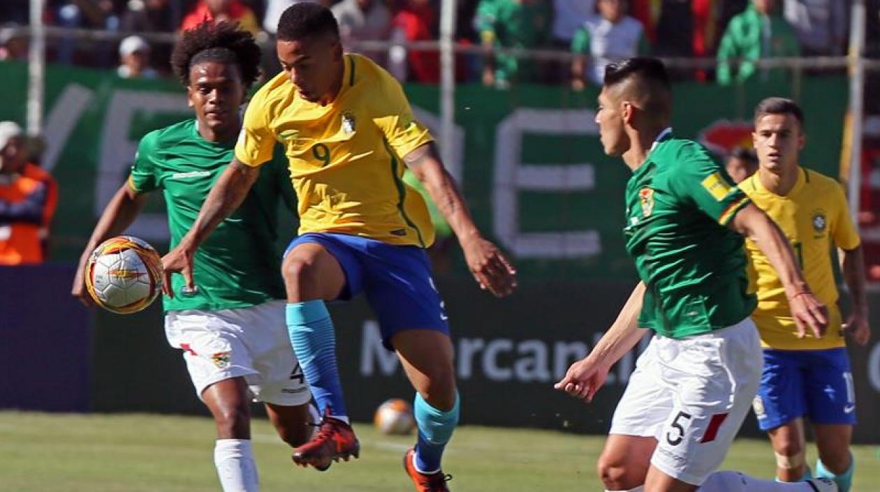 Gabriel Jesús elude la marca de los bolivianos Luis Gutiérrez y Leonel Morales.