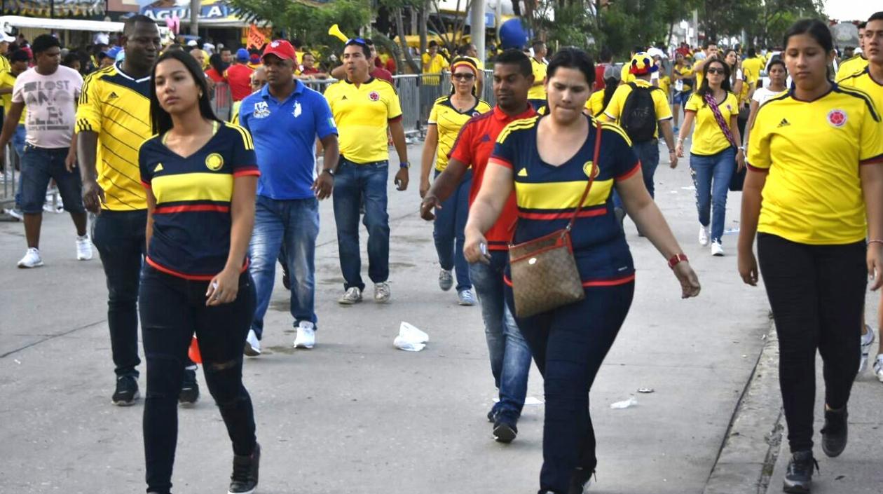 Llegada del público al Metropolitano.