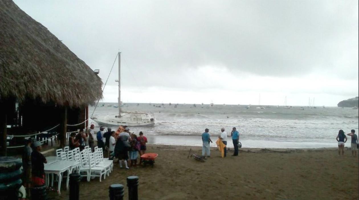  Embarcaciones que todavía estaban el mar esta mañana se balanceaban al vaivén de las olas.