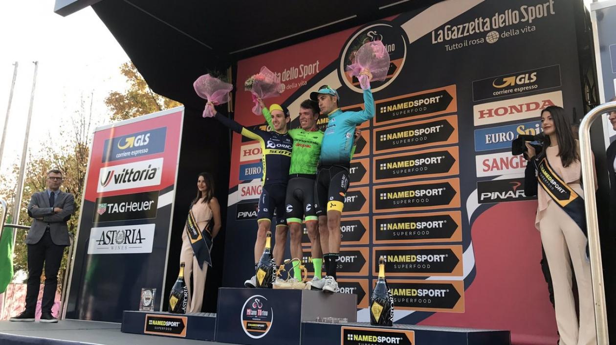 Rigoberto Urán en el podio como campeón de la Clásica Milán- Turín.