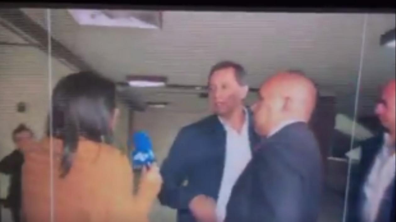 Momento de la agresión verbal a periodistas.