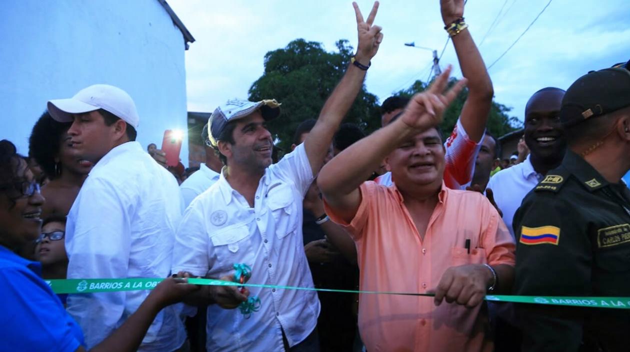 El alcalde Alejandro Char y el secretario de Obras Públicas, Rafael Lafont, entregaron al servicio de la comunidad 8 tramos viales pavimentados