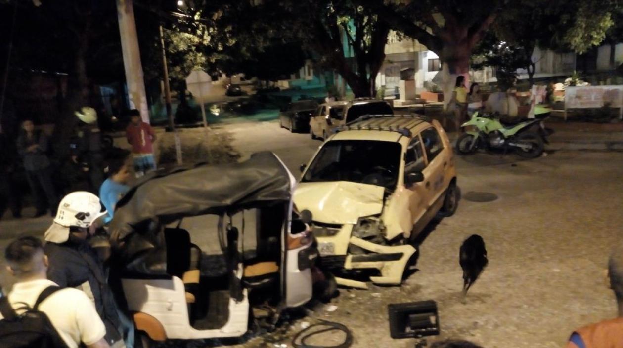 Foto del accidente entre motocarro y taxi en Soledad.