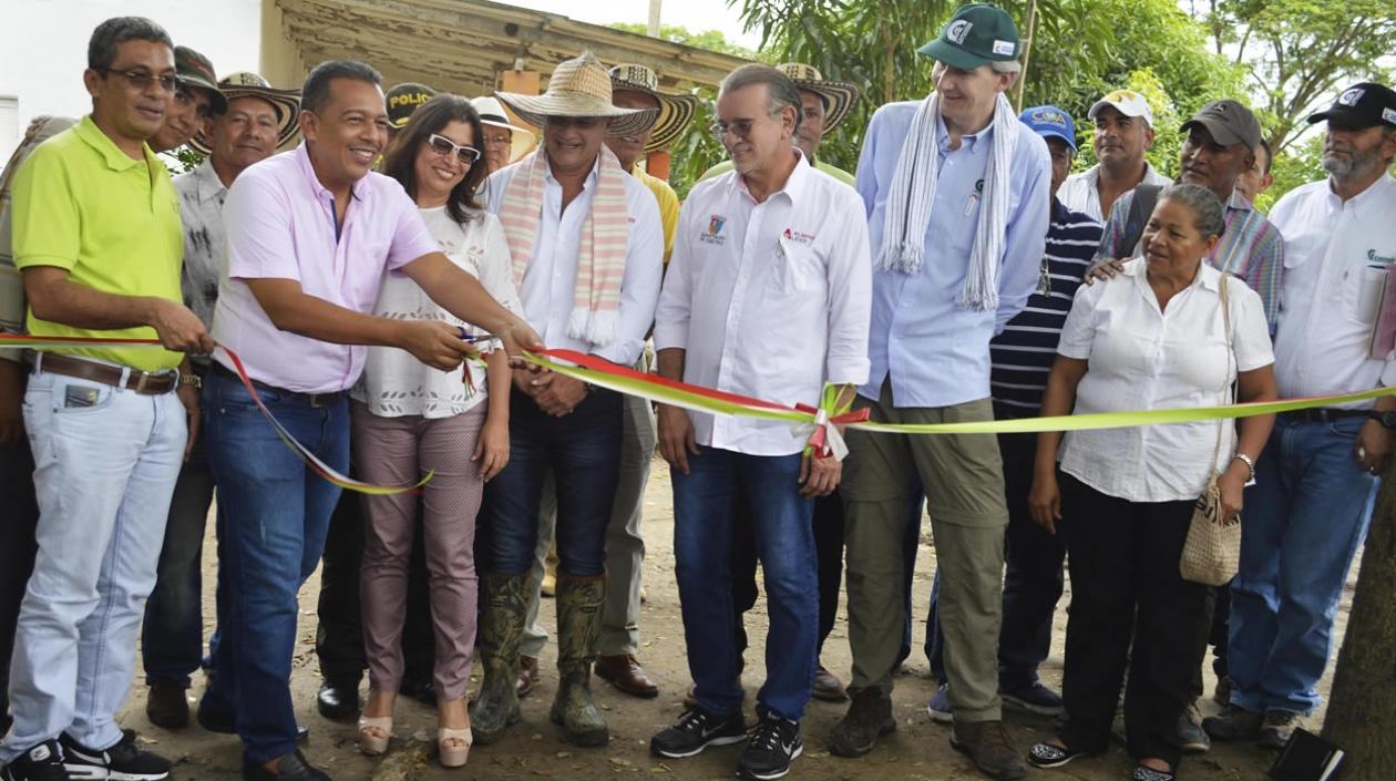 El Gobernador del Atlántico entregando a Corpoica lote para proyecto agroindustrial.
