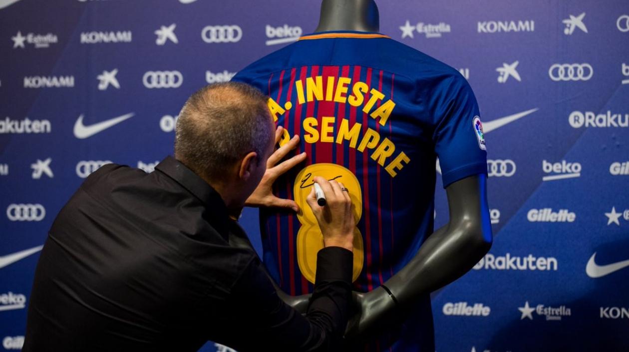 Andrés Iniesta durante su renovación de por vida con el Barcelona.