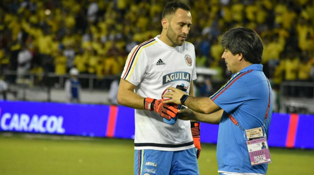 David Ospina calentando previo al partido ante Paraguay.