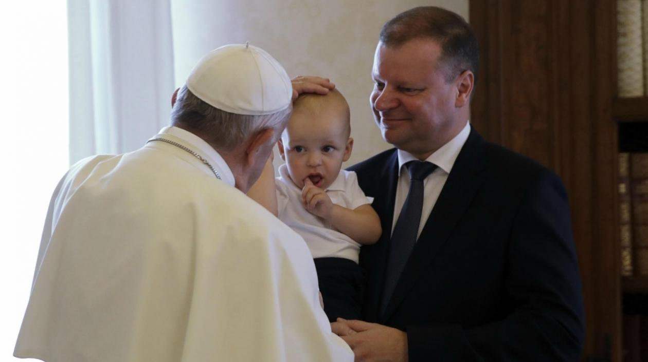 El papa Francisco (i) saluda al joven Tadas (c), hijo del primer ministro lituano, Saulius Skvernelis (d), tras su audiencia privada en el Vaticano hoy.