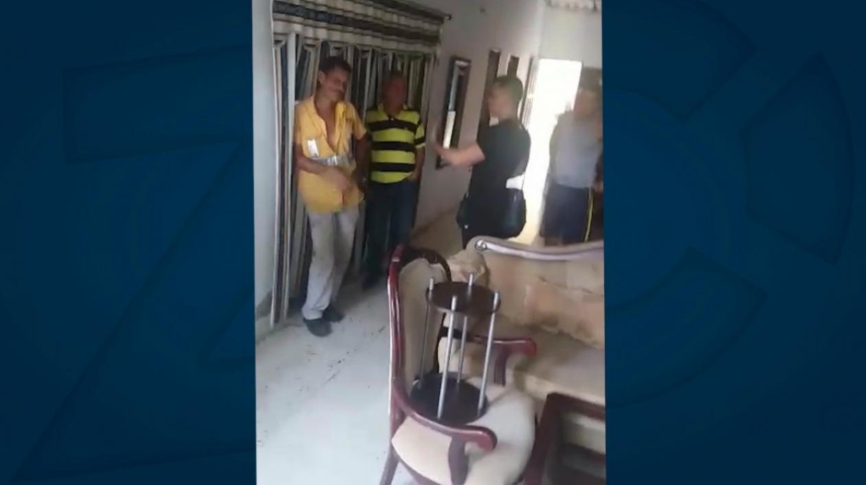 El hombre tuvo que refugiarse en una vivienda del sector.