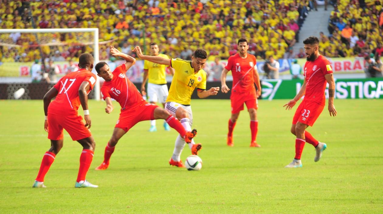 Teófilo Gutiérrez ante la marca de tres defensores peruanos. 