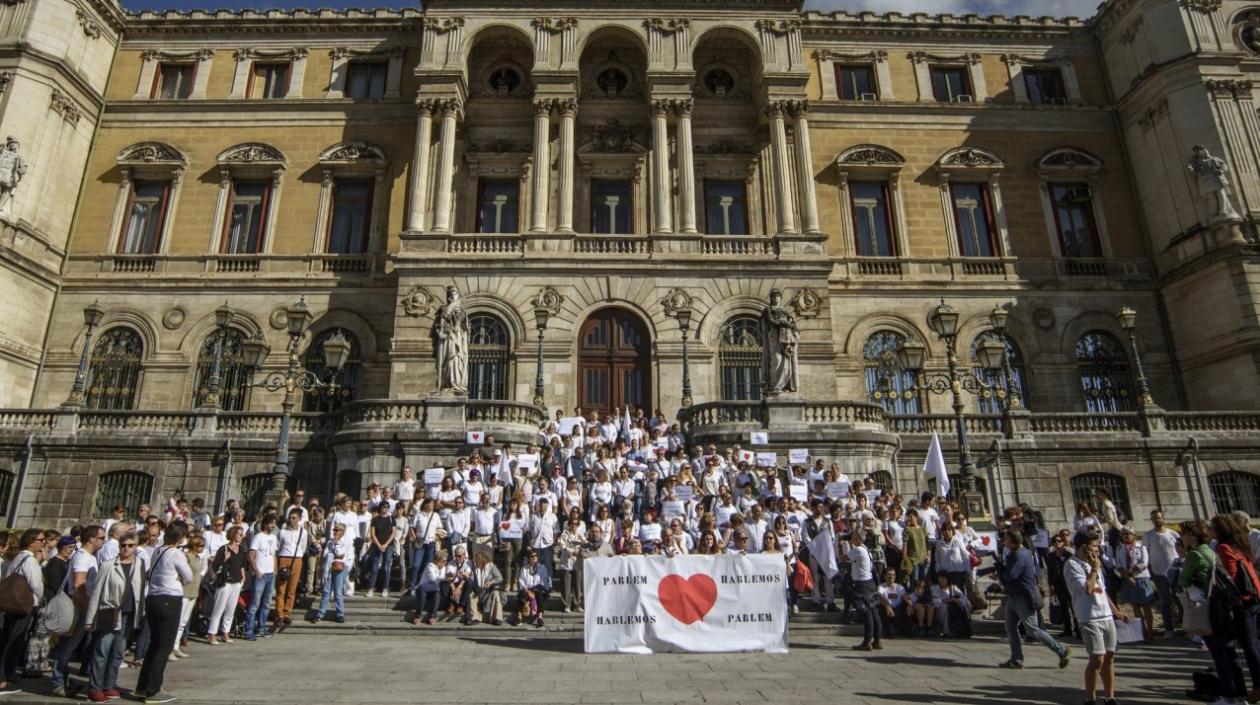 Manifestación ante el ayuntamiento de Bilbao, convocada por la plataforma 'Hablamos?' en las plazas de los ayuntamientos de las grandes ciudades a favor del diálogo, a la que se ha pedido que se acuda con ropa, carteles y manos blancas. 