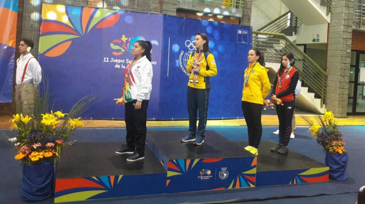 Natalia Bernal con la medalla de oro en el podio.