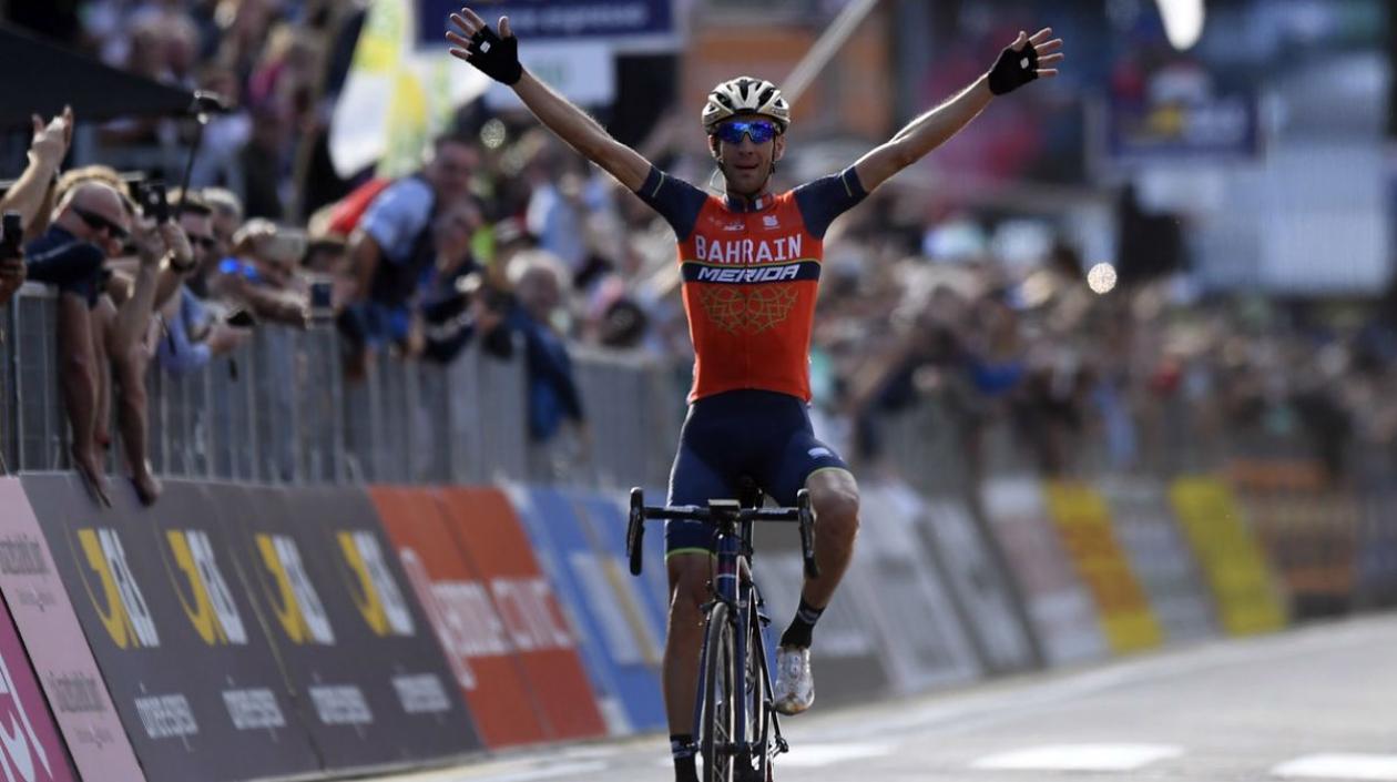 Vincenzo Nibali se impone en la meta de Il Lombardía. 