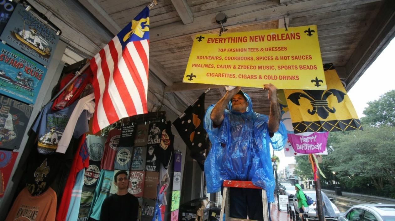 La gente en Nueva Orleáns se prepara para la fuerza del huracán Nate.