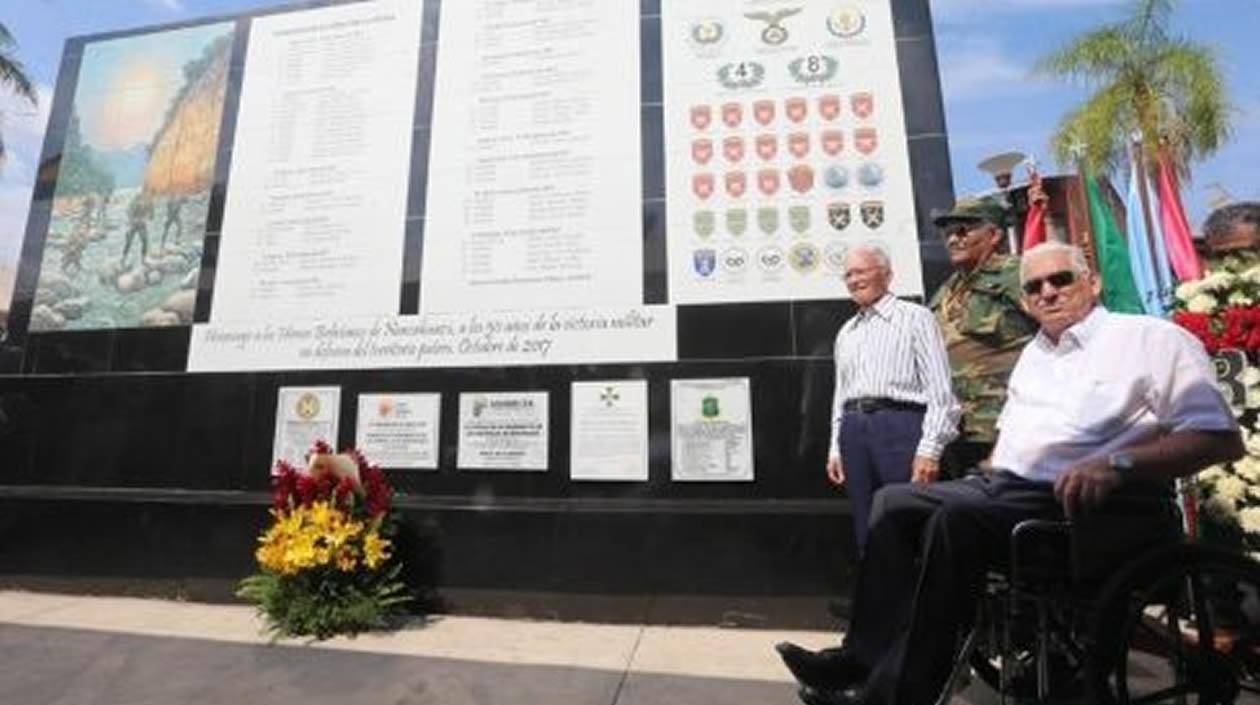 Inauguran un mural y desfilan en Bolivia