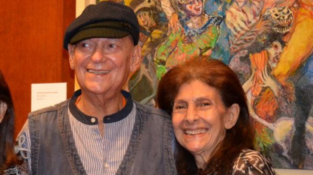 El artista Ángel Loochkartt junto a Edith Lara.