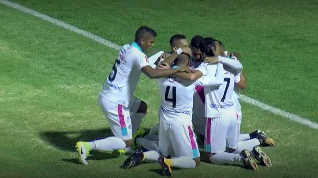 Jugadores de Junior celebran el gol en Tunja.