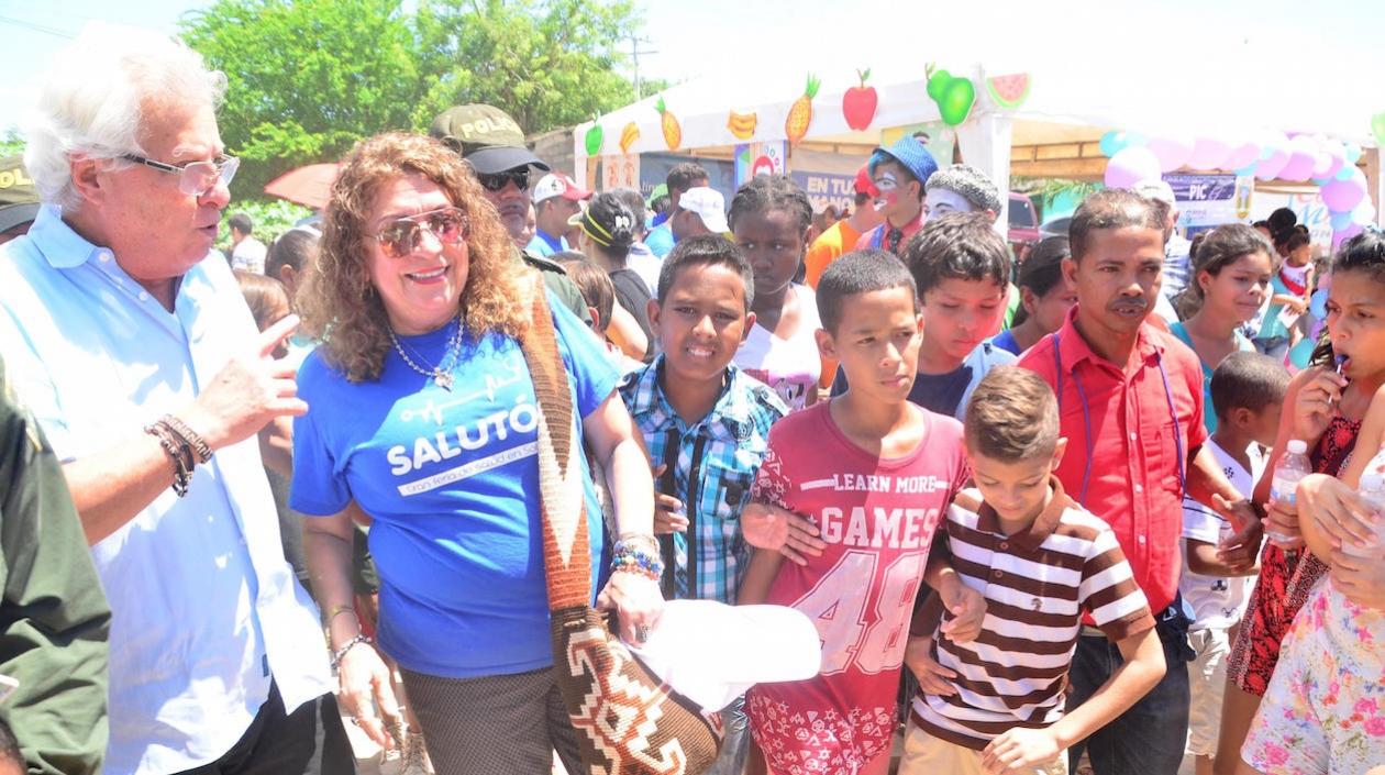 El Alcalde, Joao Herrera, y la primera gestora, Alba Olaya de Herrera, durante la 'Salutón' en Don Bosco.