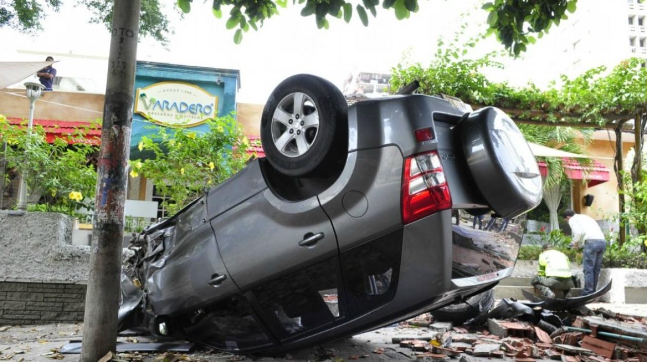 La camioneta implicada en el accidente quedó volcada sobre el andén.