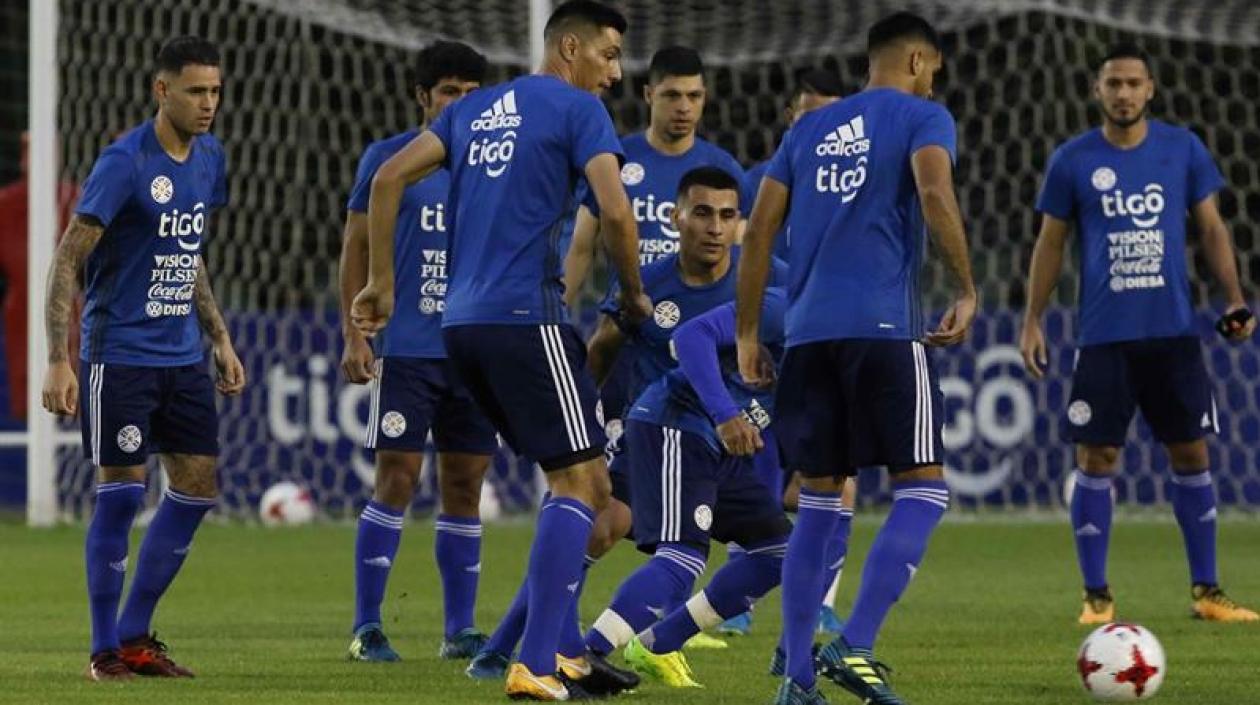 Jugadores de la selección paraguaya de fútbol entrenan en la sede de alto rendimiento en Ypane (Paraguay). 