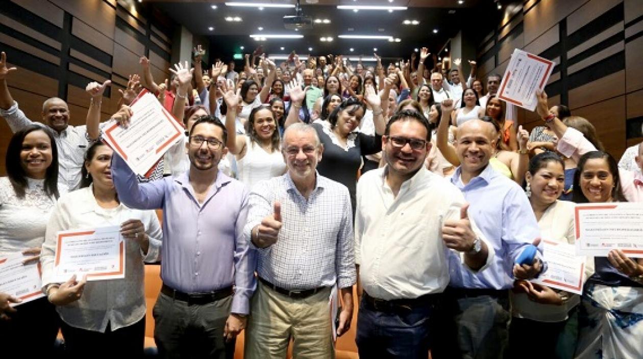 Gobernador Verano durante la entrega de becas para maestría a 65 docentes del Atlántico.