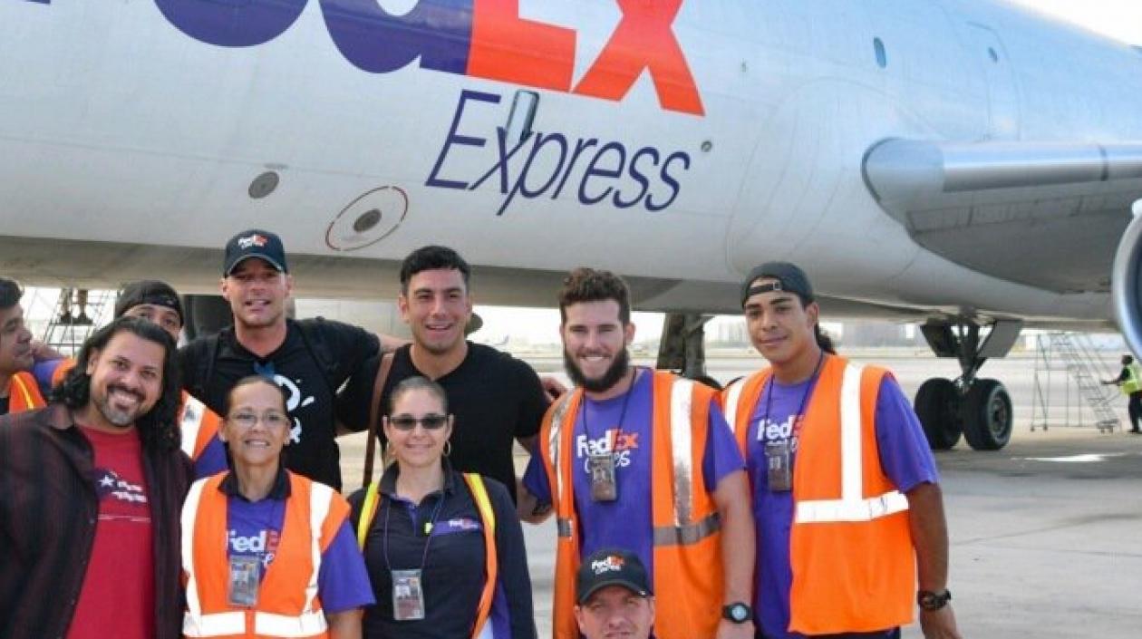 El cantante Ricky Martín entregando las ayudas.