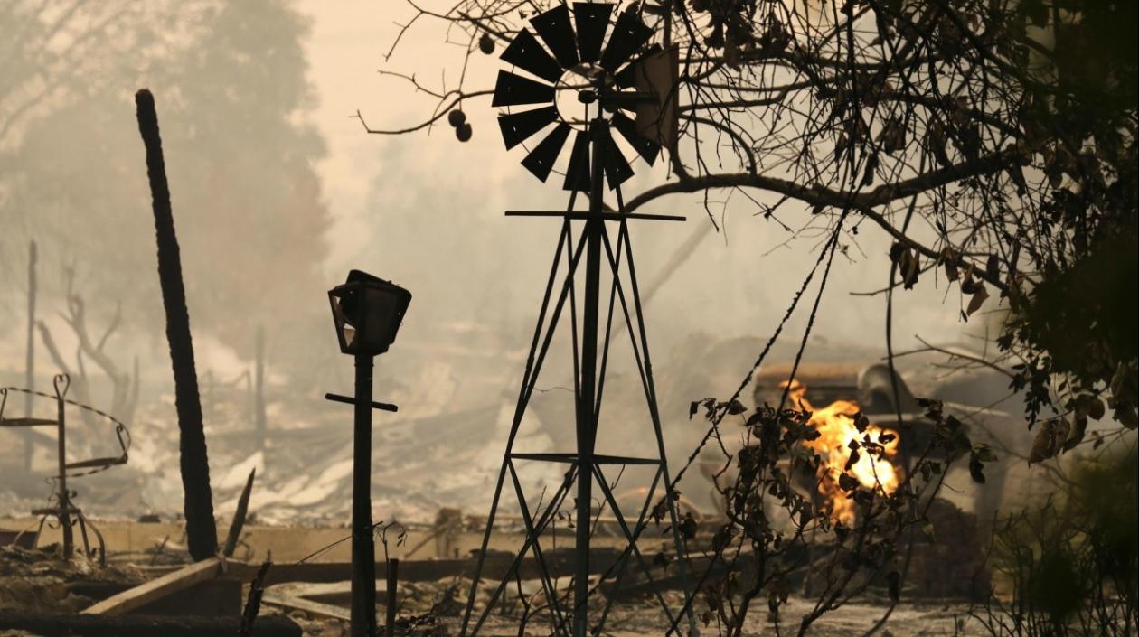 Vista de los estragos del incendio en Santa Rosa, California.