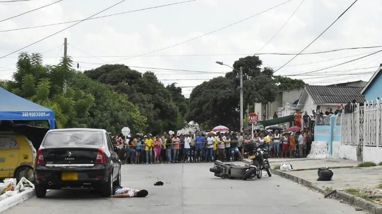 La víctima quedó tendida debajo de un vehículo que estaba parqueado.