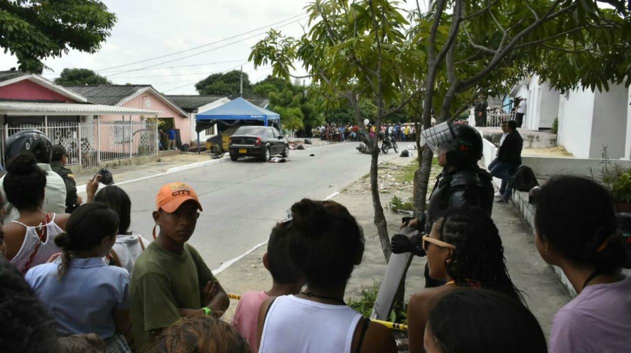 El cuerpo del presunto ladrón quedó tendido cerca de un vehículo que estaba parqueado en la zona.