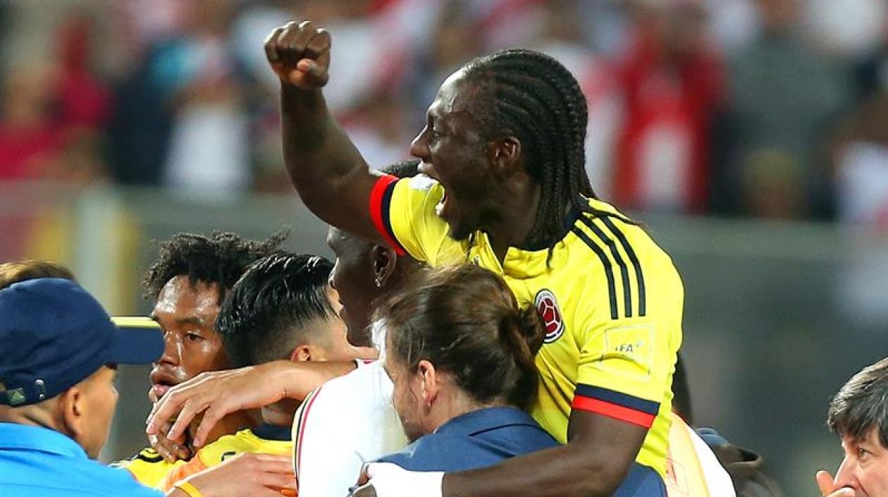 Yimmi Chará, del Junior de Barranquilla, celebra la clasificación al Mundial Rusia 2018.