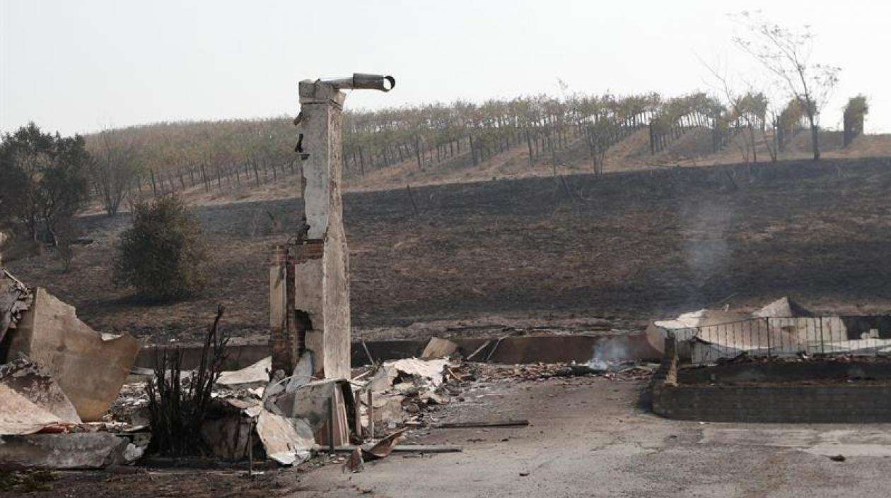 Vista general de los restos de un edificio quemado en la lechería Clover Stornetta, en Sonoma, California (EE.UU.).