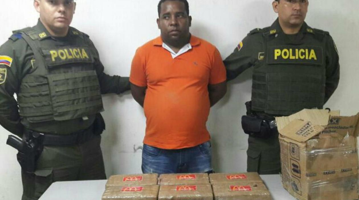 El hombre fue sorprendido con la droga que estaba oculta en una caja de cartón.