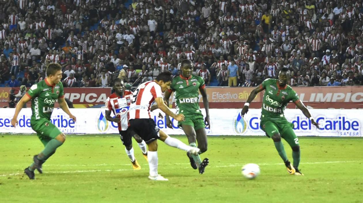 Remate de Roberto Ovelar para abrir el marcador en el Metropolitano.