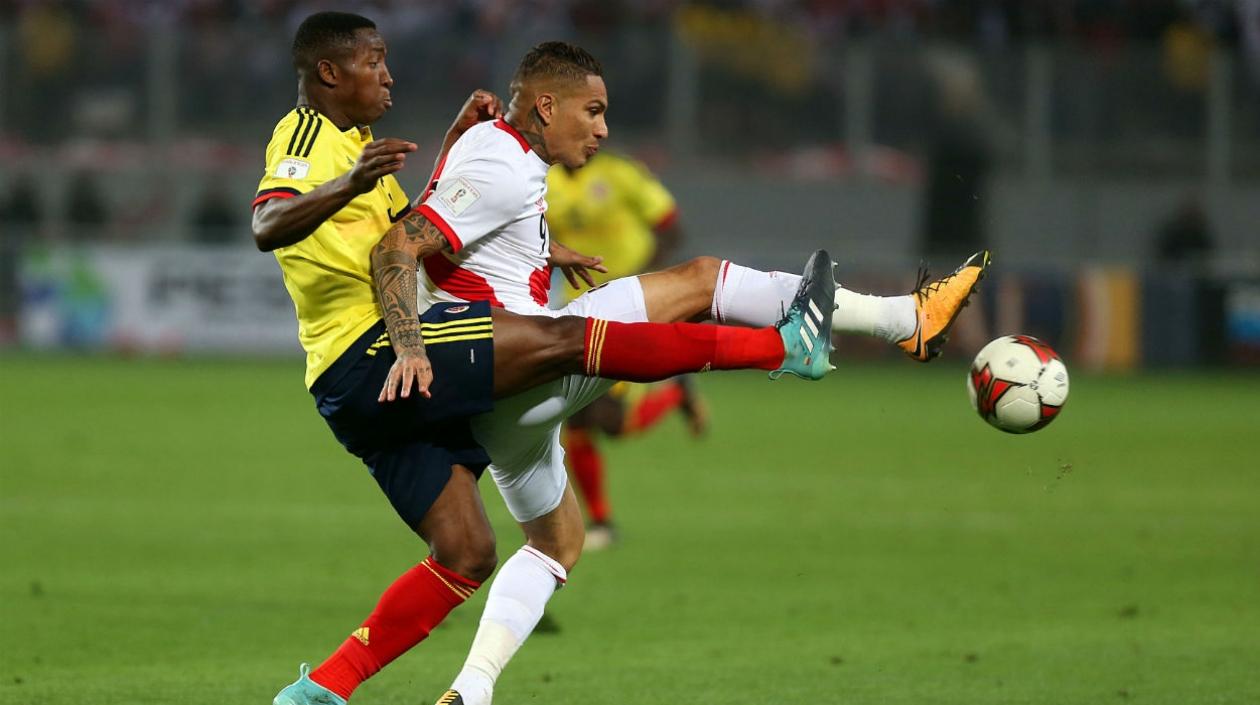 Paolo Guerrero disputa la pelota con Óscar Murillo.